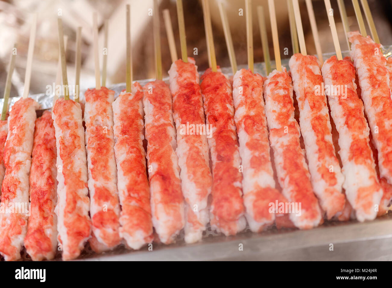 Grigliate di carne di granchio spiedini, giapponese il cibo di strada su un bastone in un cibo di strada in stallo a Kyoto, Giappone Foto Stock