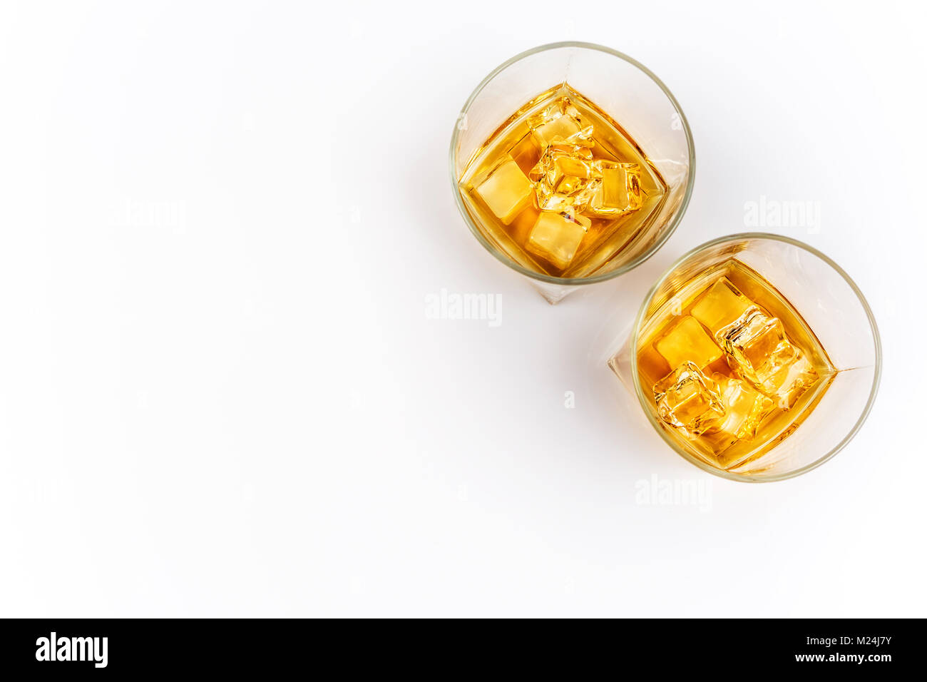 Whisky e whiskey Bourbon o con ghiaccio su sfondo bianco vista superiore Foto Stock