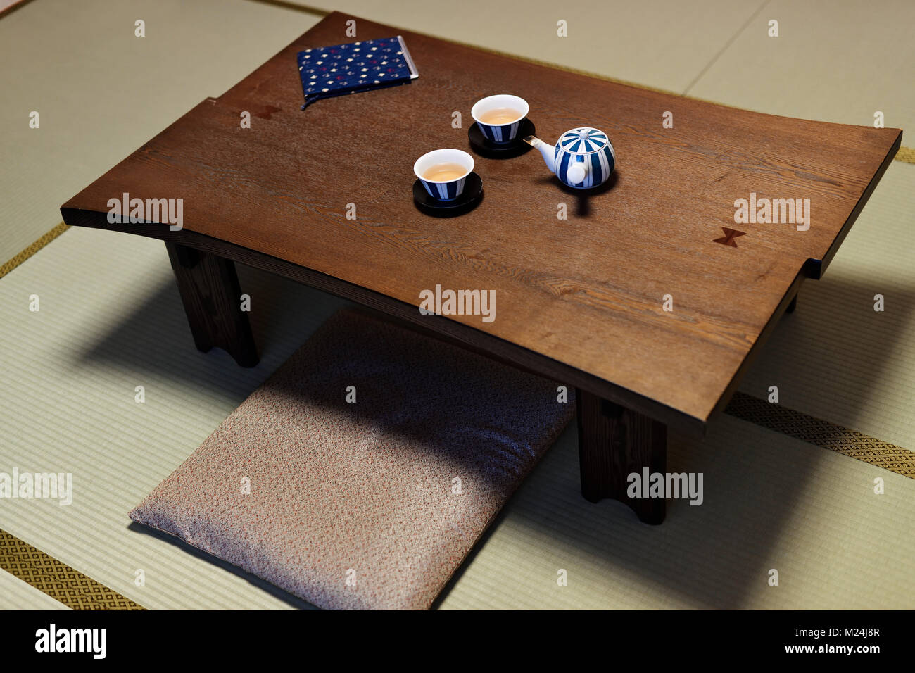Il tè giapponese tabella, Chabudai con una teiera e due tazze, Zabuton cuscino di seduta sul tatami di una tradizionale camera giapponese in un Ryokan inn in Kyot Foto Stock