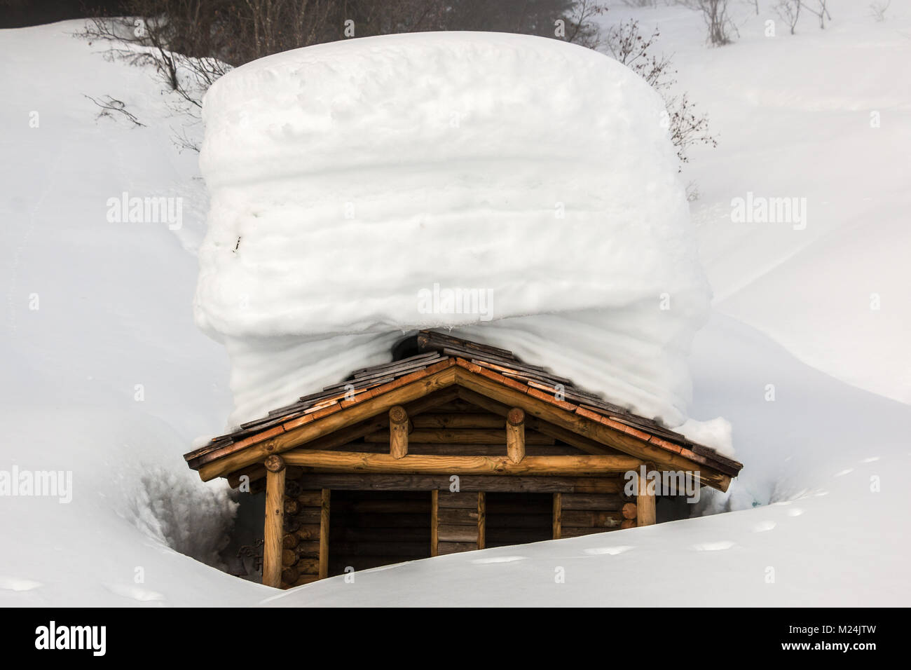 Un sacco di neve sul tetto in montagna Foto Stock