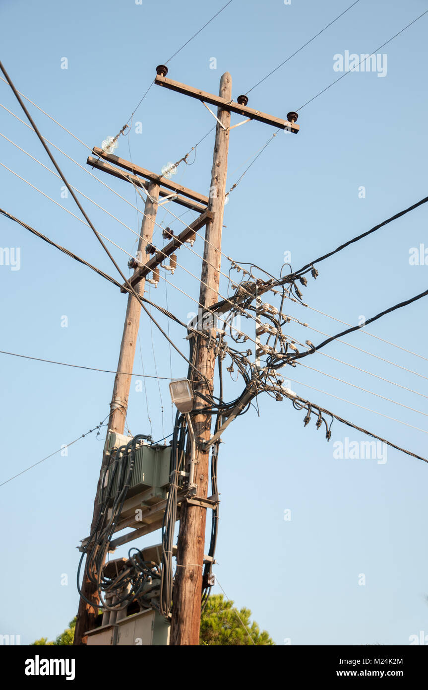 In vecchio stile della rete di trasmissione elettrica in Creece Foto Stock