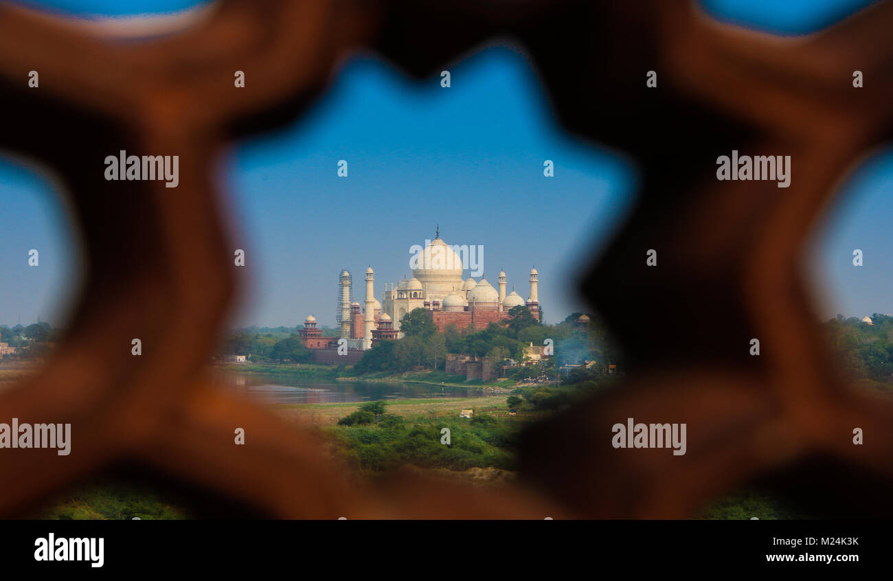 Vista del Taj Mahal di Agra Fort Agra, Uttar Pradesh, India Foto Stock