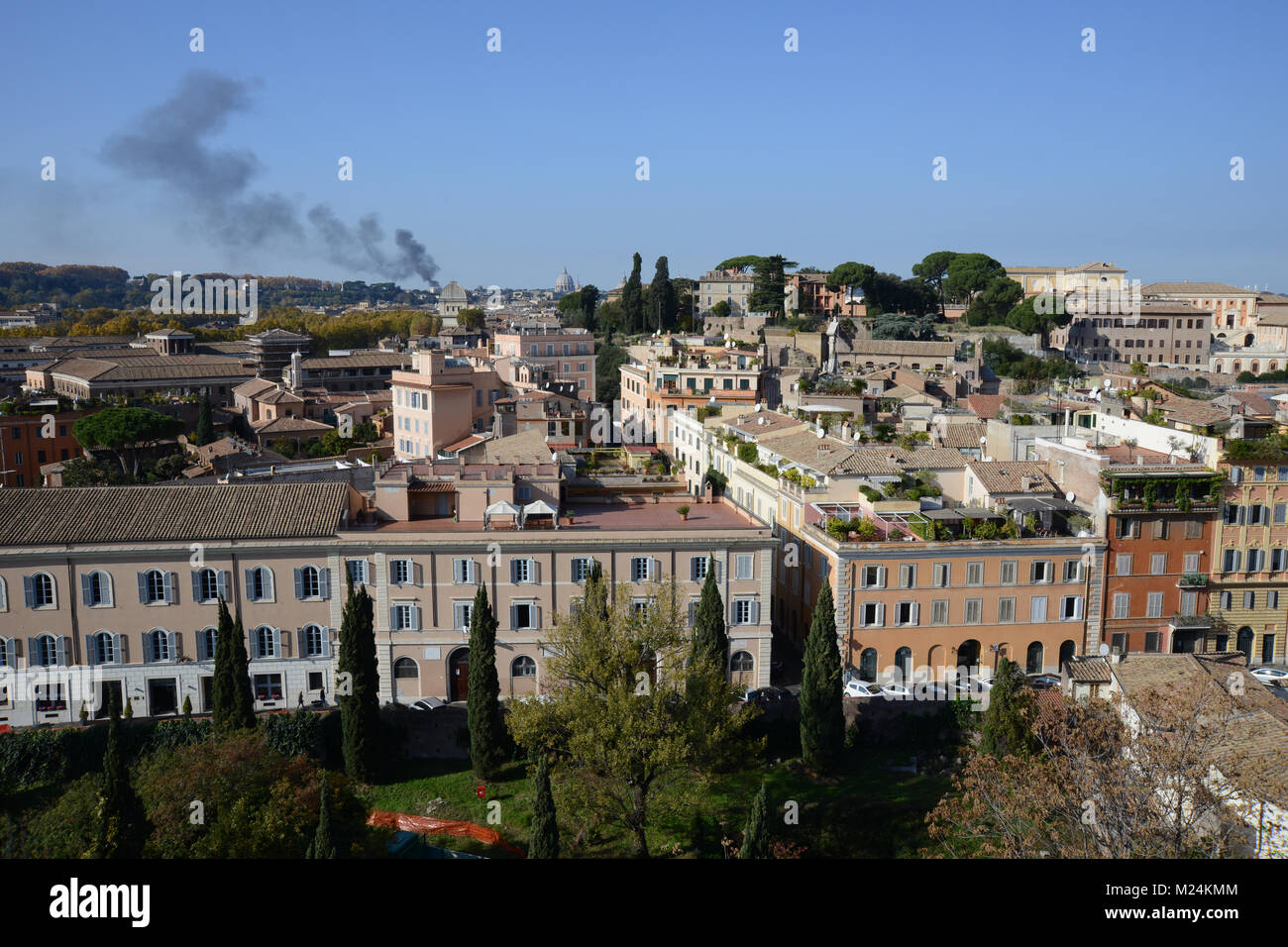 Vista dal Colle Palatino guardando attraverso la Roma moderna con edifici appartamento di via teodoro e la cupola di San Pietro in lontananza Foto Stock