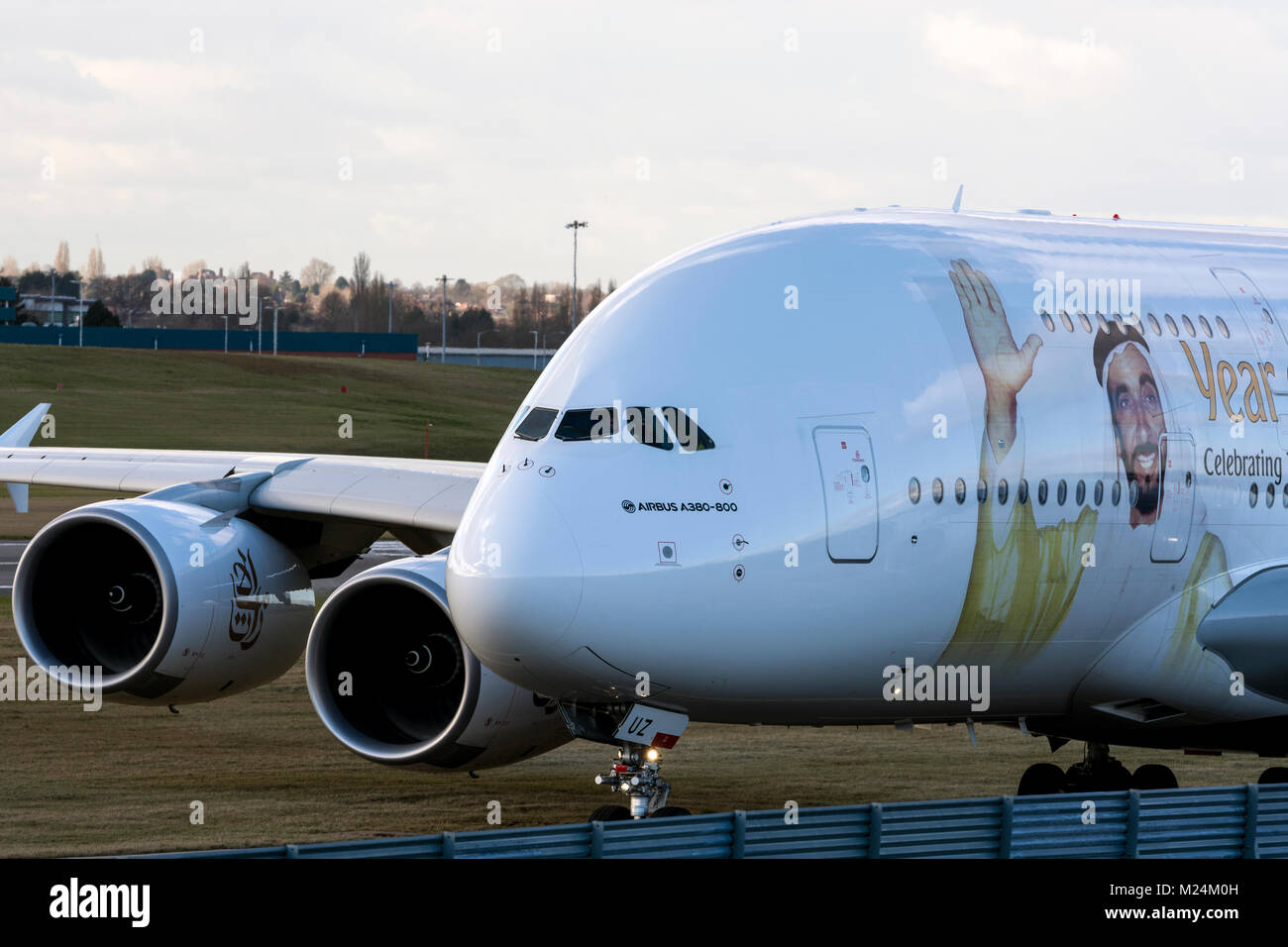 Emirates Airlines Airbus A380 di rullaggio per il decollo all'Aeroporto di Birmingham, UK (A6-EUZ) Foto Stock