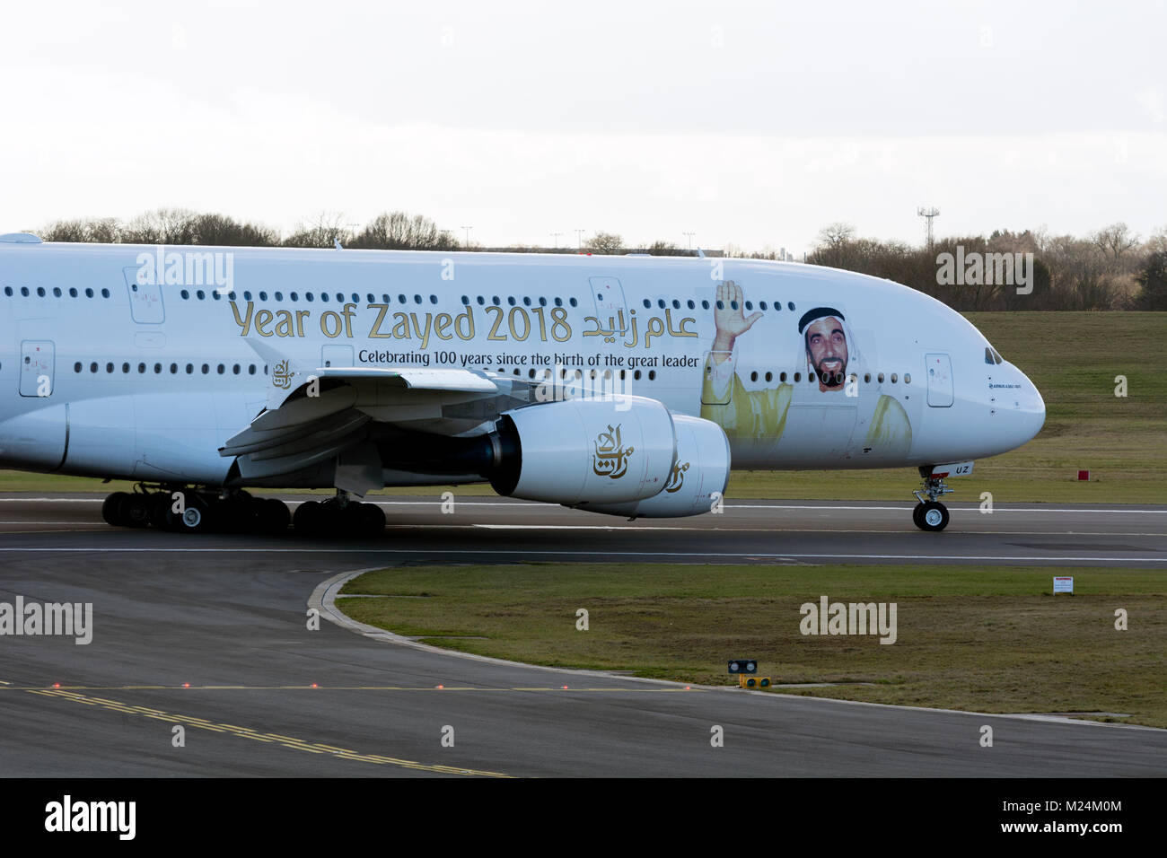 Emirates Airlines Airbus A380 pronto al decollo all'Aeroporto di Birmingham, UK (A6-EUZ) Foto Stock