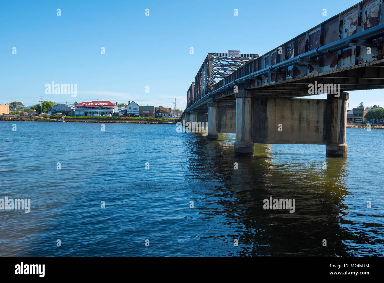 Una vista dal lato nord del fiume Nambucca del ponte Macksville nel nord del NSW, Australia. Costruito nel 1931 come parte del Pacific Highway Foto Stock