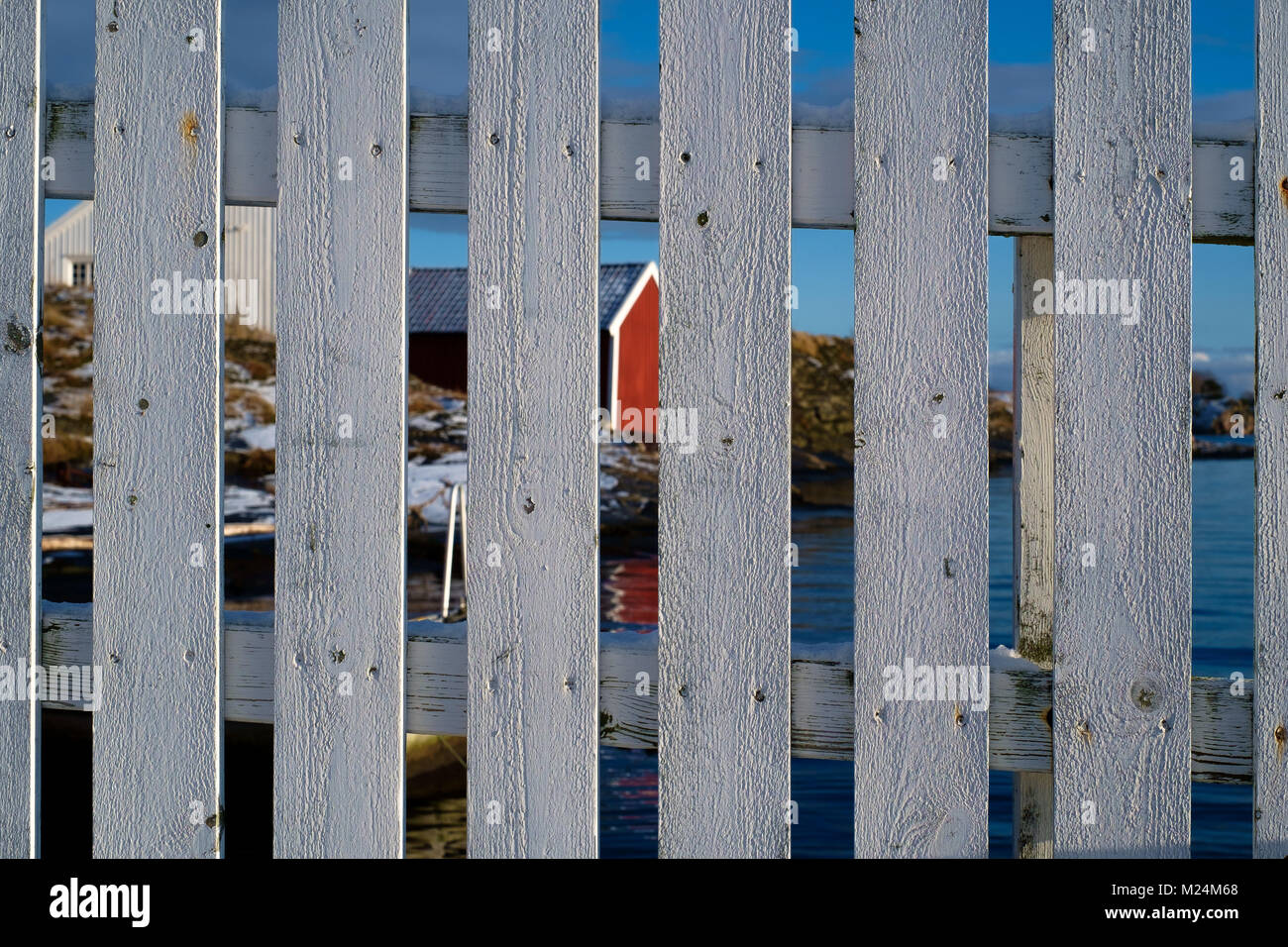 Un bianco staccionata in legno dalla costa di Kristiansand, Norvegia Foto Stock