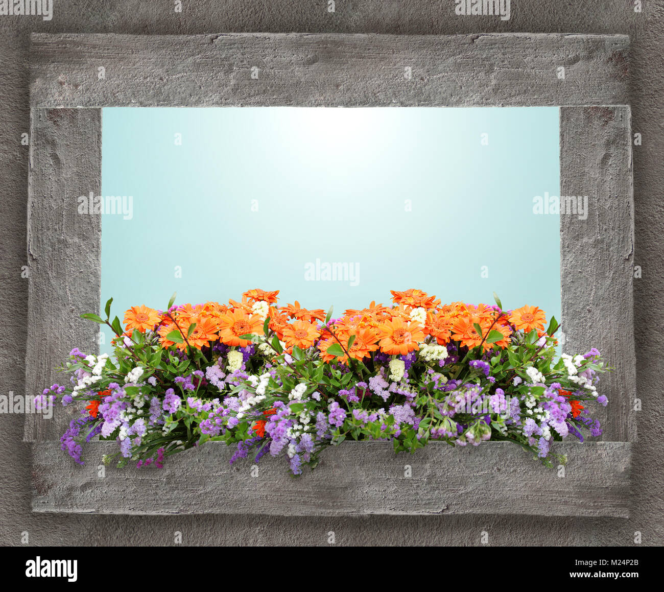 Colorata composizione floreale su un davanzale di una finestra aperta sul cielo Foto Stock