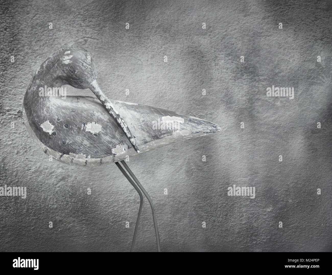 Bellissima ed elegante immagine di una scultura stilizzata bird con un consumato e parete scura in background Foto Stock