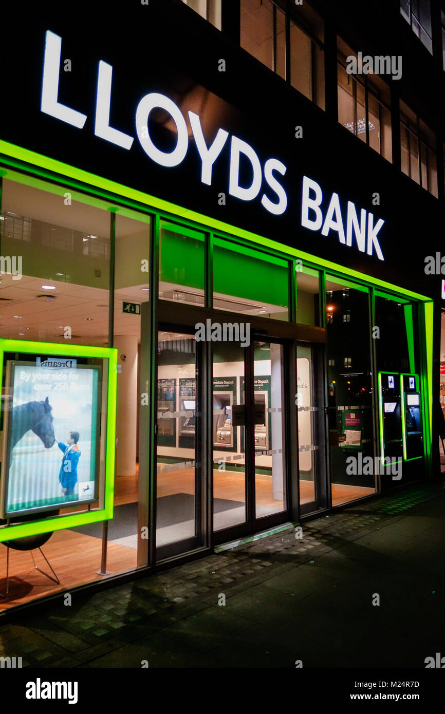 Esterno del Lloyds Bank Plc su Tottenham Court Road, Londra, Regno Unito Foto Stock