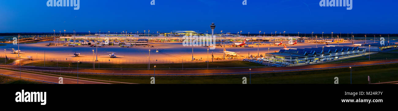 Alta risoluzione foto panorama dell'aeroporto di Monaco di Baviera al tramonto su un tranquillo molla fresco la sera. Foto Stock