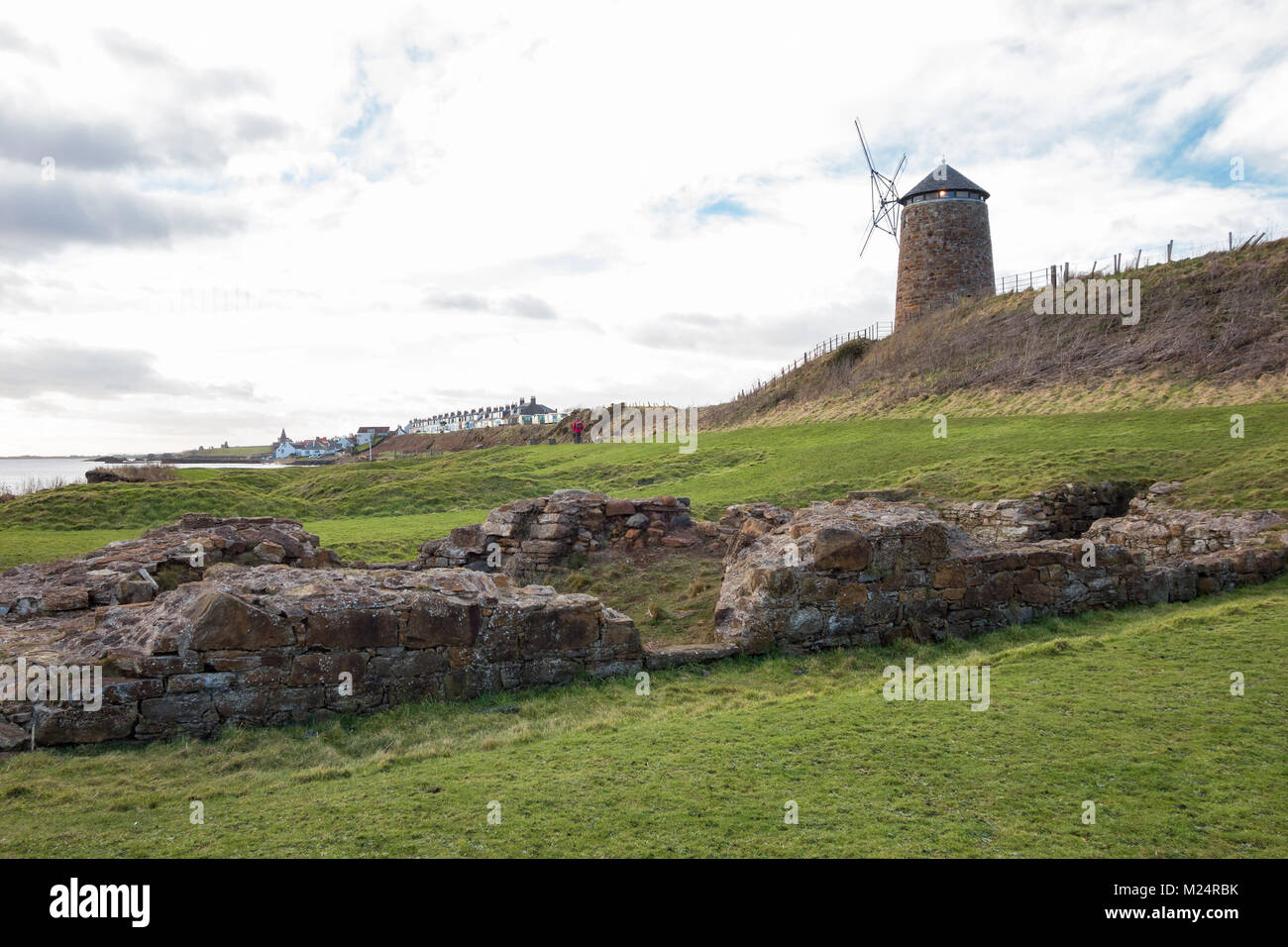 St Monan il mulino a vento e saline, con St Monan della distanza, Fife, Scozia, Regno Unito Foto Stock