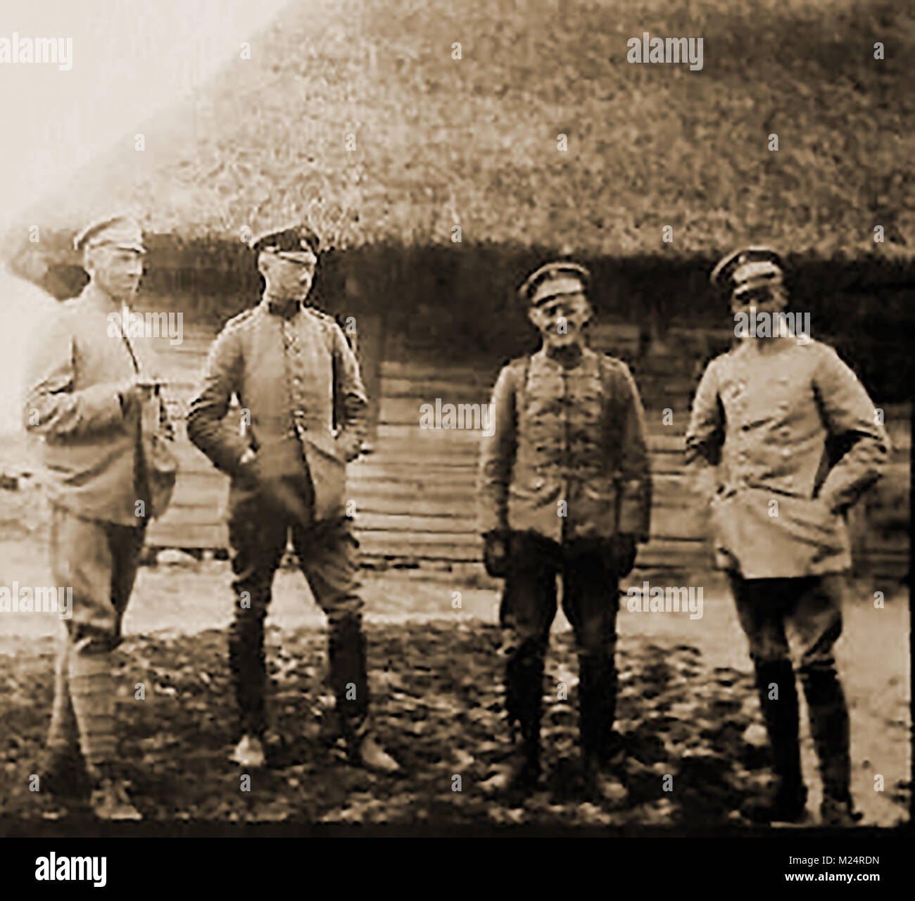 La prima guerra mondiale (1914-1918) aka la Grande Guerra o la prima guerra mondiale - una guerra di trincea - WW I - Un informale istantanea di 4 ufficiali tedeschi Foto Stock
