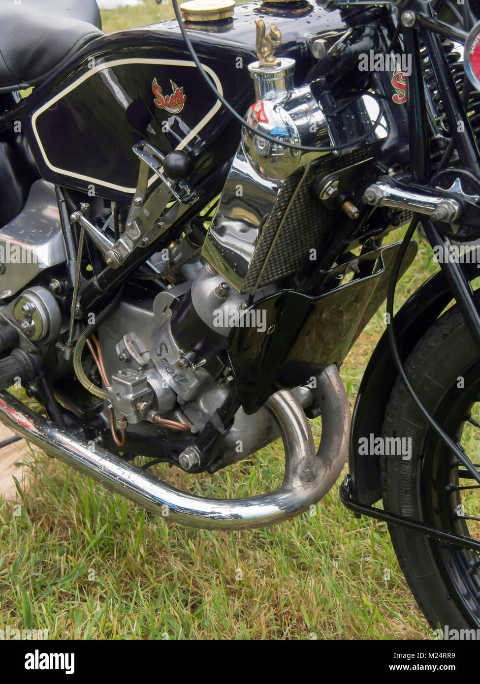 Close up del motore di un'annata Scott scoiattolo battenti motociclo che mostra l'acqua del radiatore di raffreddamento e la totale perdita di lubrificazione della pompa del sistema Foto Stock