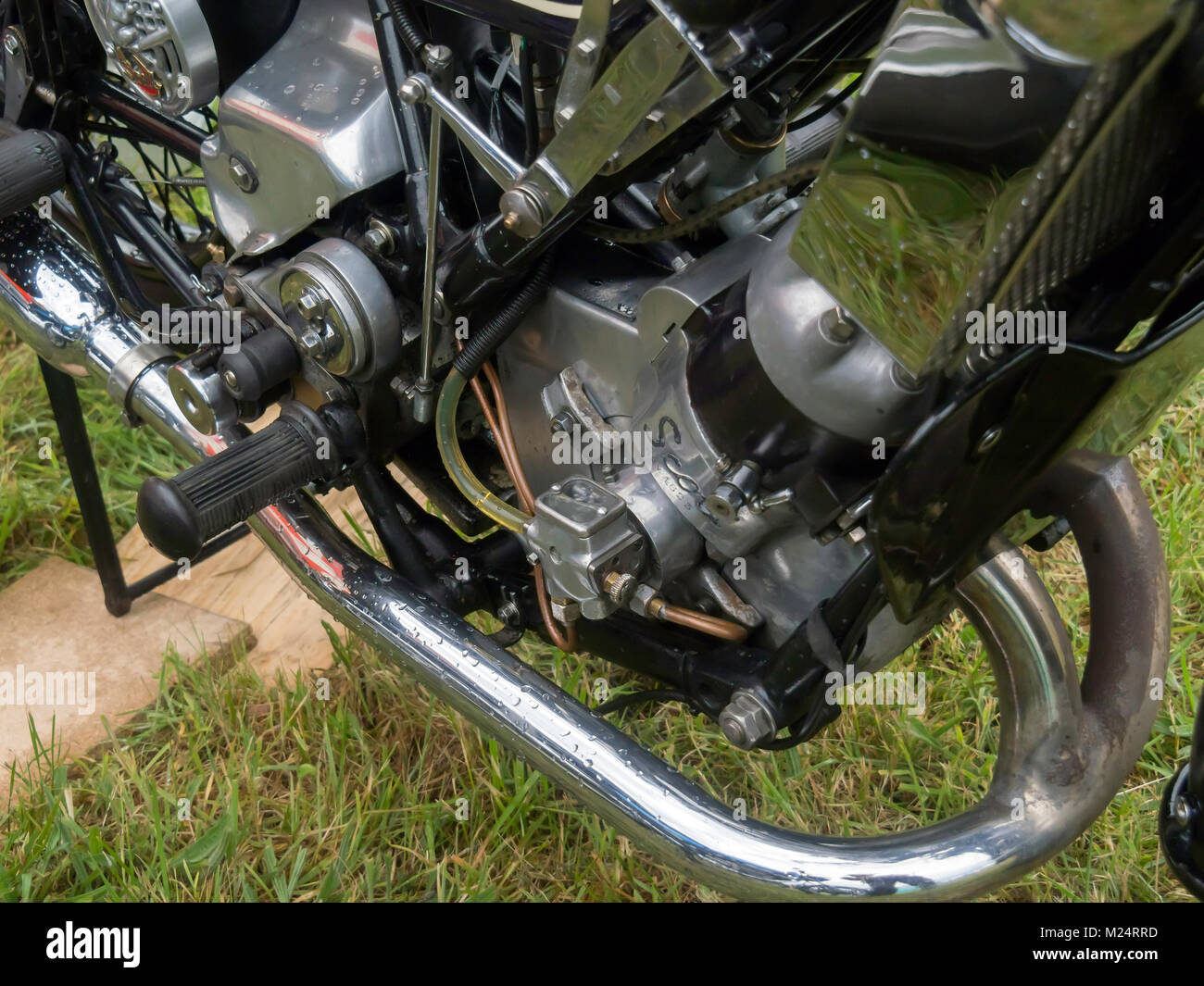 Close up del motore di un'annata Scott scoiattolo battenti motociclo che mostra l'acqua del radiatore di raffreddamento e la totale perdita di lubrificazione della pompa del sistema Foto Stock