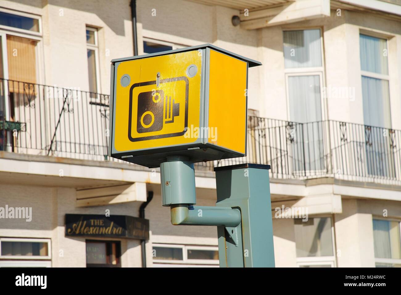 Un iconico giallo fotocamera velocità su strada lungomare a Hastings in East Sussex, in Inghilterra il 3 novembre 2009. Foto Stock