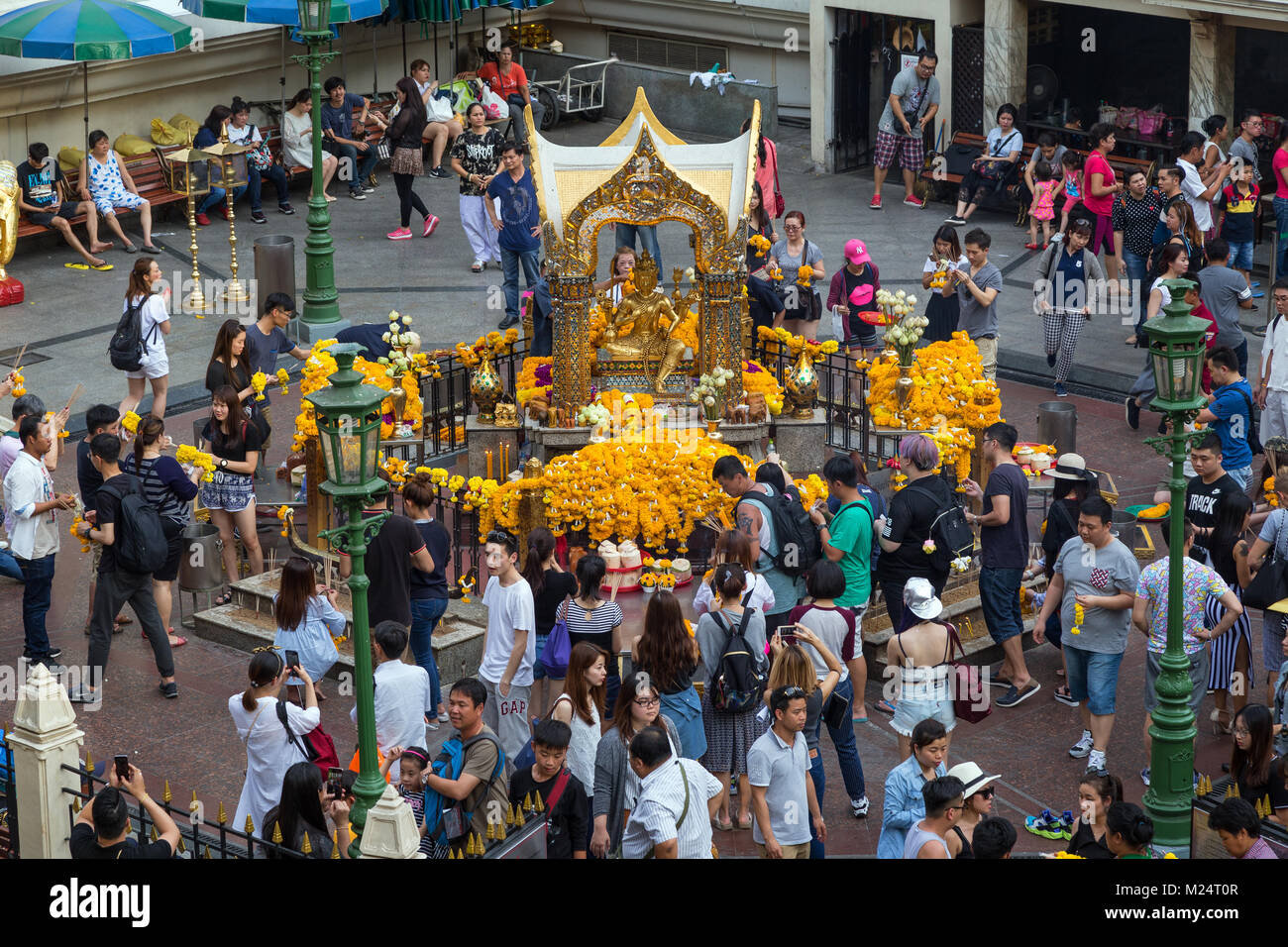 Un sacco di persone presso il Santuario di Erawan. Si tratta di un indù santuario e un culto popolare e di attrazione turistica a Bangkok, in Thailandia. Foto Stock