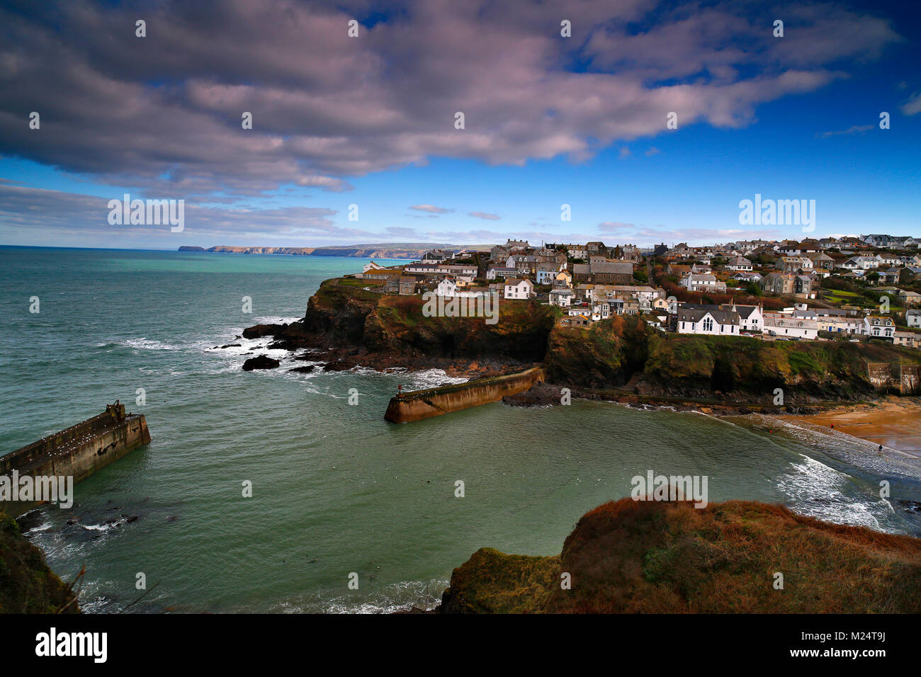 Il villaggio di Port Isaac in North Cornwall, Regno Unito, su un soleggiato e freddo giorno di febbraio. Foto Stock