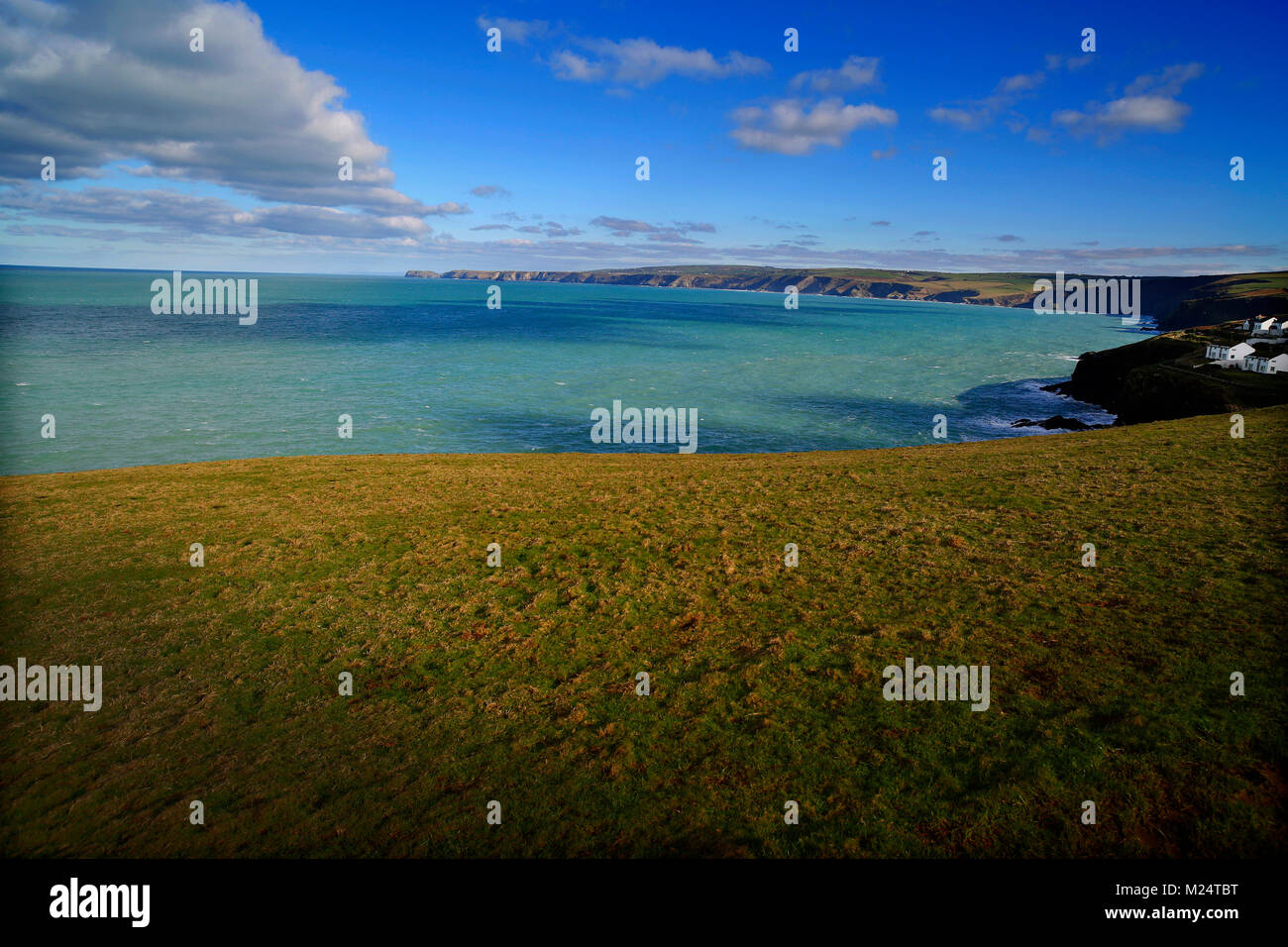 La costa vicino a Port Isaac in North Cornwall, Regno Unito, in un freddo giorno di febbraio. Foto Stock