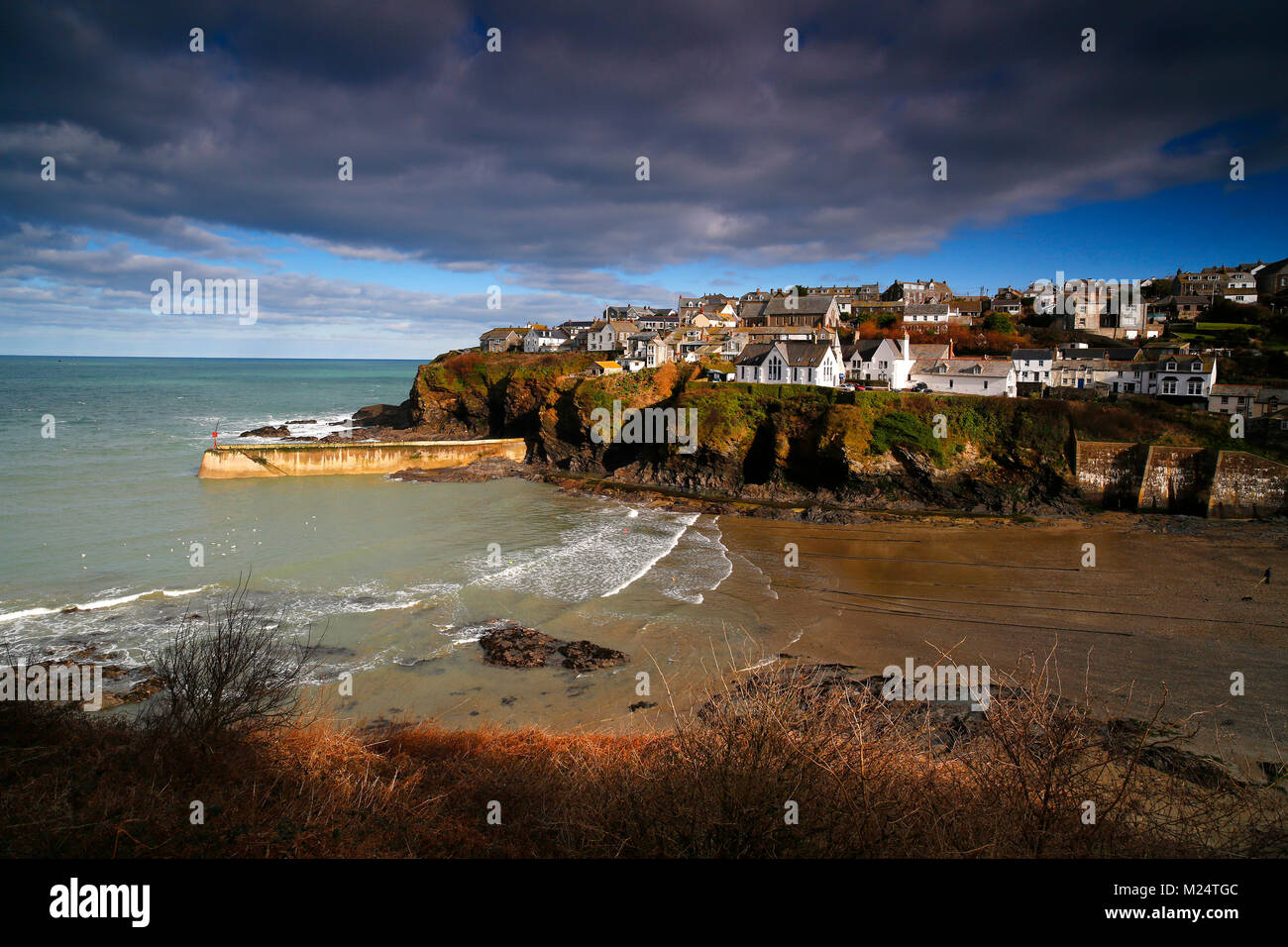 Il villaggio di Port Isaac in North Cornwall, Regno Unito, su un soleggiato e freddo giorno di febbraio. Foto Stock