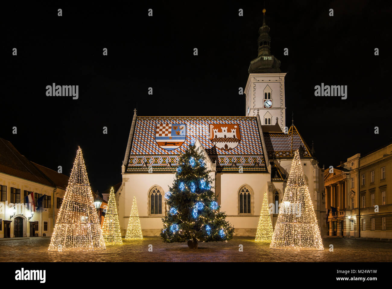 Piazza San Marco adornata con alberi di Natale, Zagabria, Croazia Foto Stock
