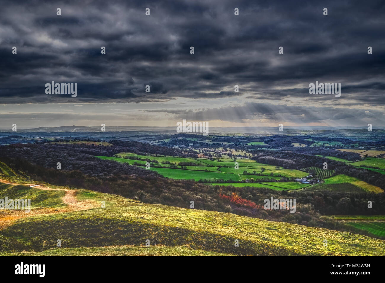 British Camp - Vista dalla Malvern Hills, rivolto verso sud-ovest verso il Galles e la montagna nera Foto Stock