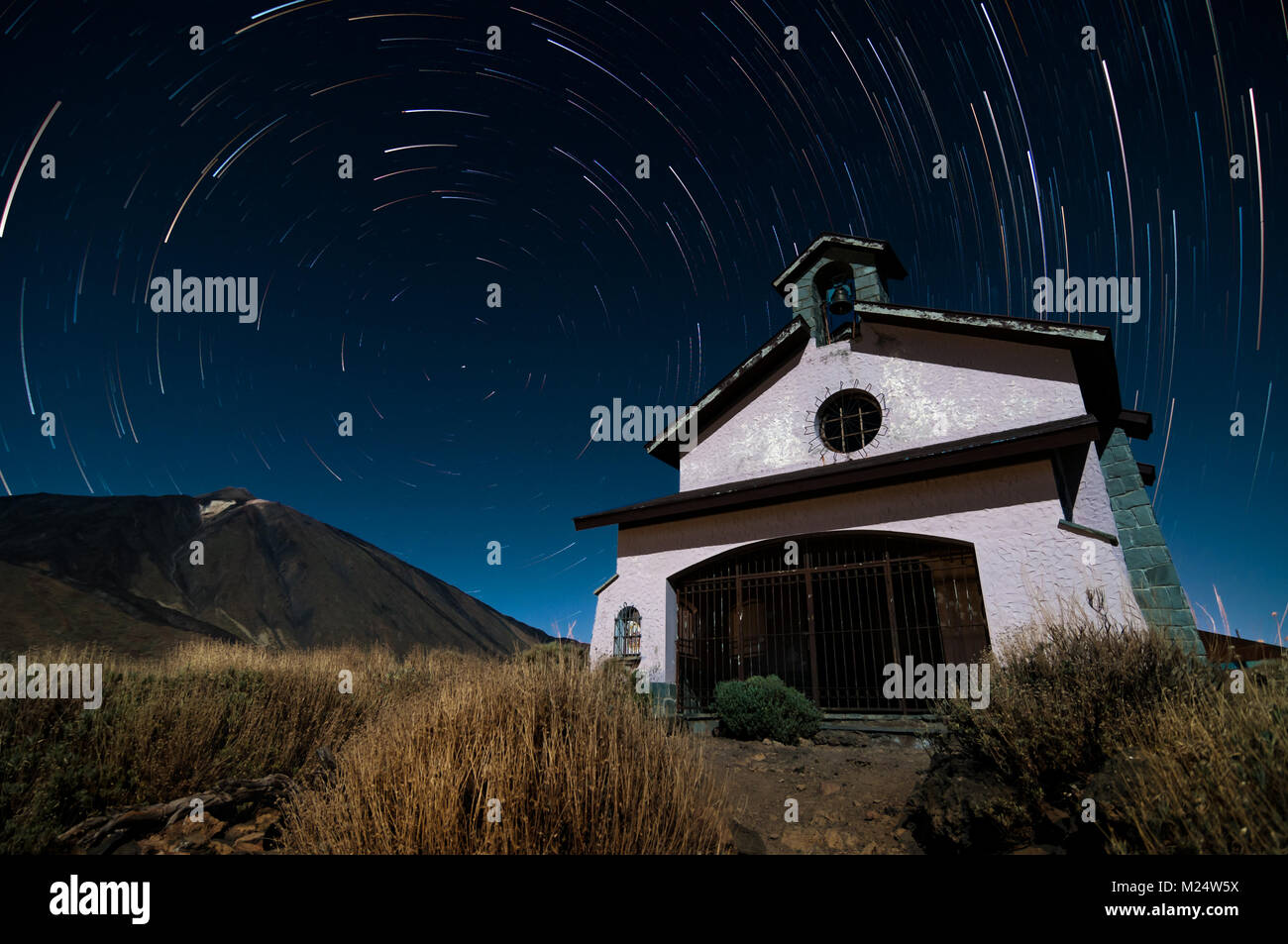 Hermitage Ermita de las Nieves chiesa cappella con il Monte Teide e startrails sullo sfondo illuminato dalla luna, Tenerife, Isole Canarie Foto Stock
