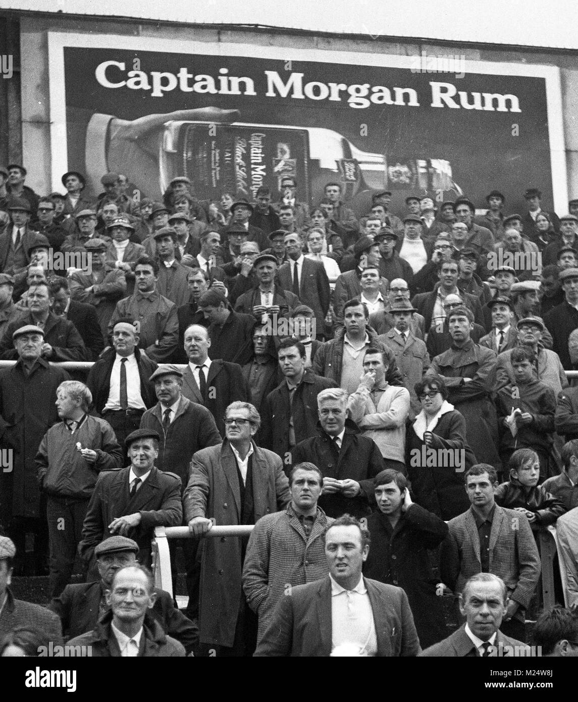 Millwall football club appassionati al vecchio La Den 1967 Foto Stock
