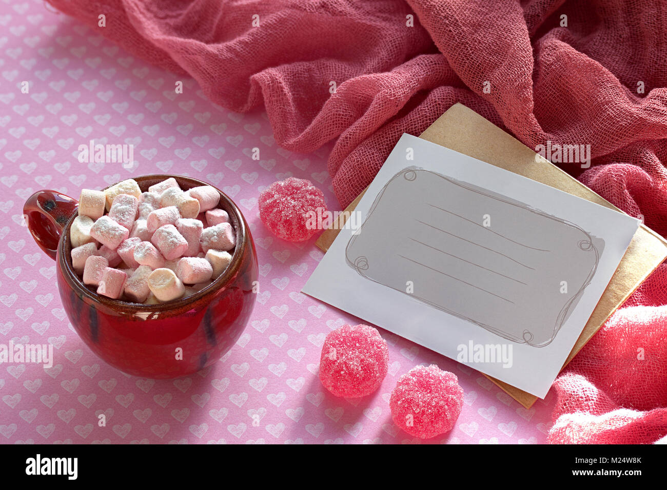 Caramelle rosa jelly spolverati con zucchero tazza di caffè e marshmallow  Valentino sfondo della scheda Foto stock - Alamy