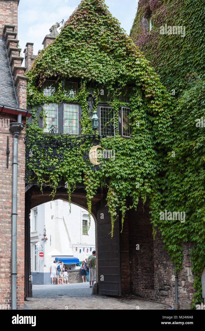 Il Museo Gruuthuse e la sua coperta da edera cortile d'ingresso, Bruges, Belgio Foto Stock