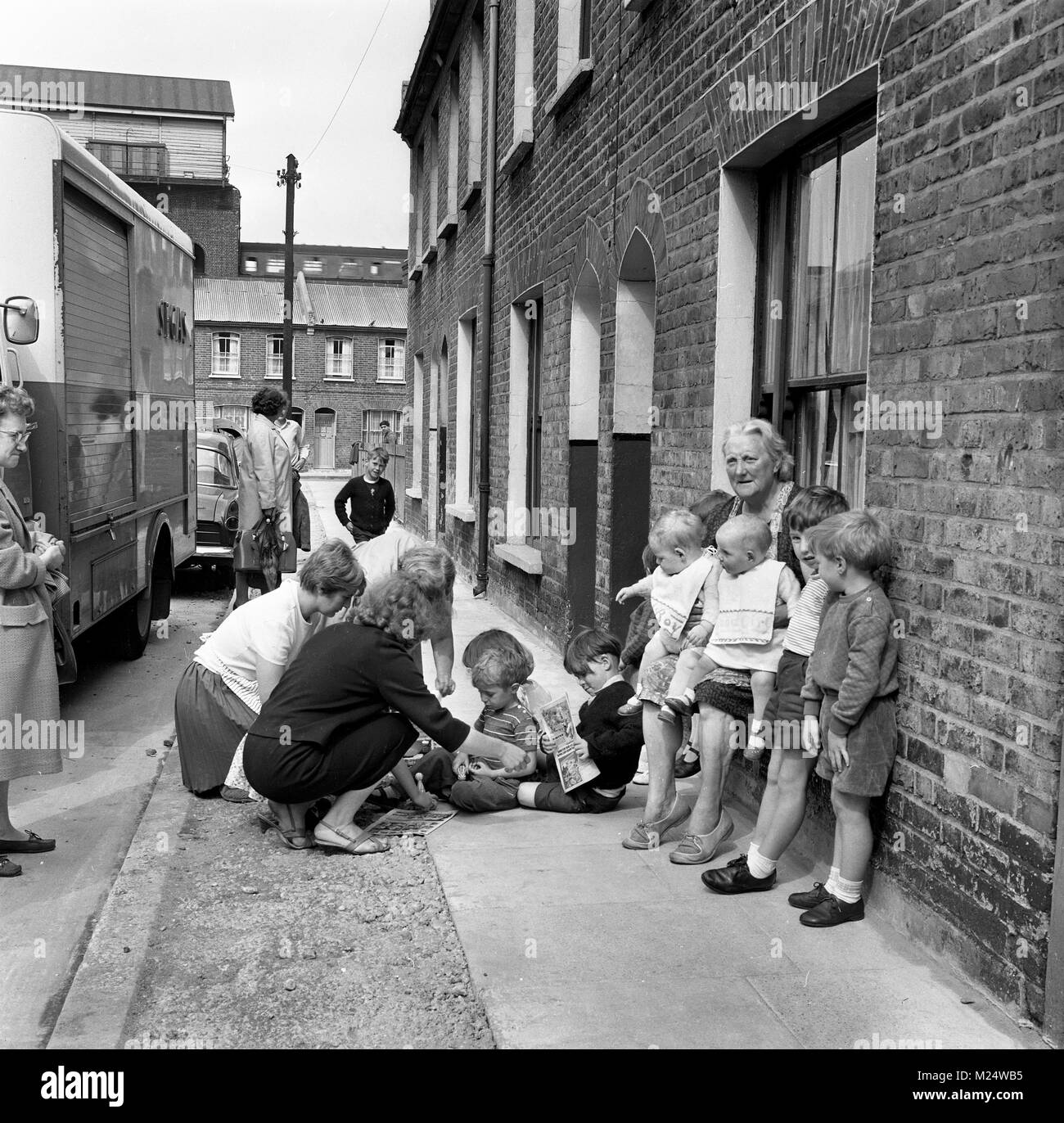 Classe lavoro comunità di donne e di bambini in Deptford, Londra 1968 Foto Stock