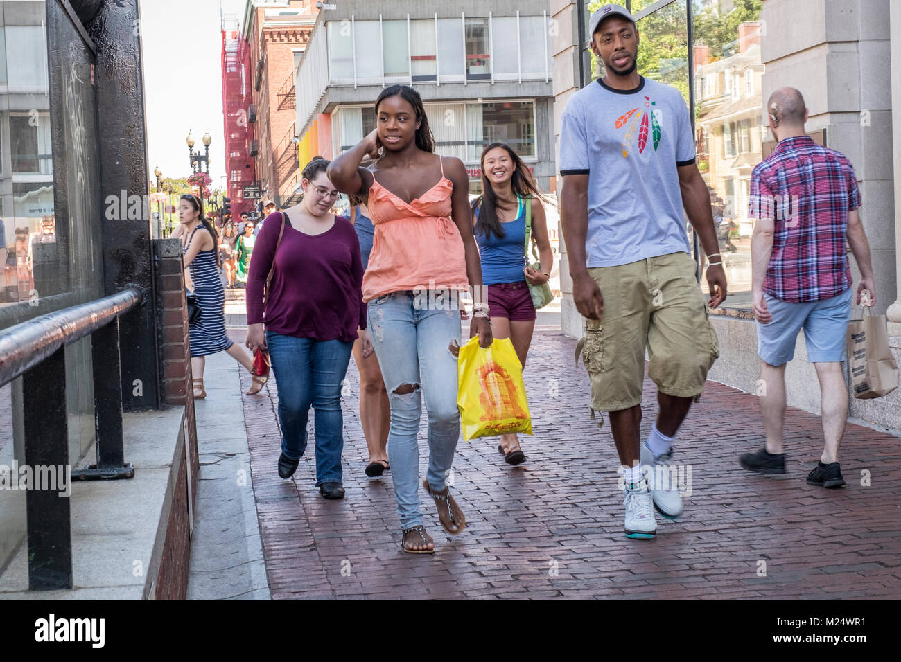 La gente camminare lungo Mass Ave in Cambridge Foto Stock