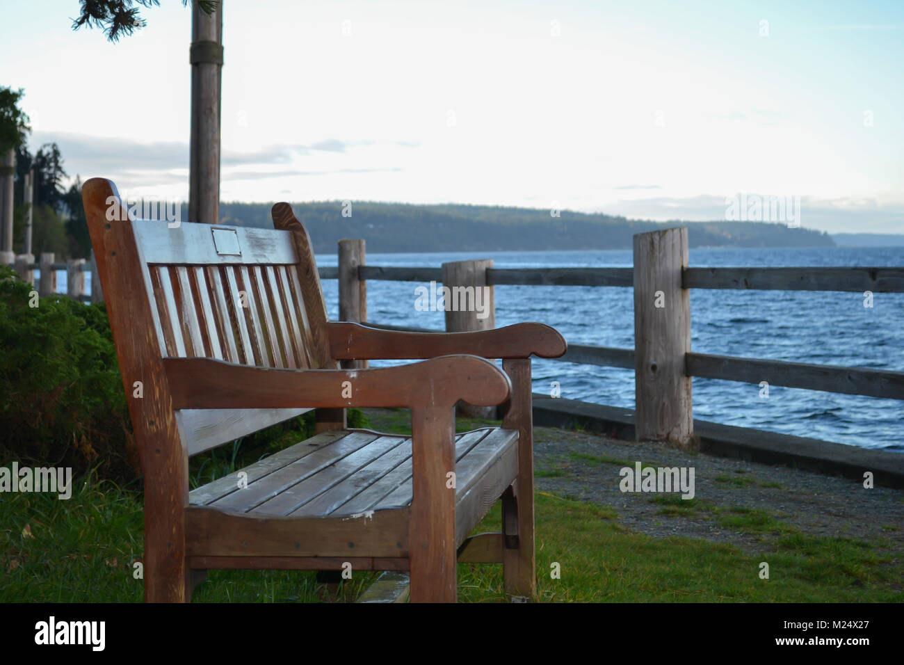 Una panchina nel parco, solitudine sull acqua Foto Stock