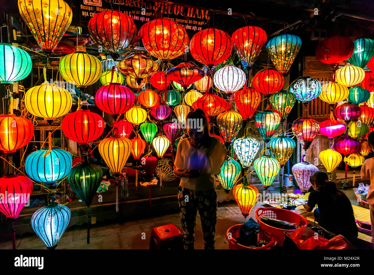 Lanterne tradizionali in un negozio nella antica città di Patrimonio Mondiale UNESCO elencati di Hoi An, Vietnam Foto Stock