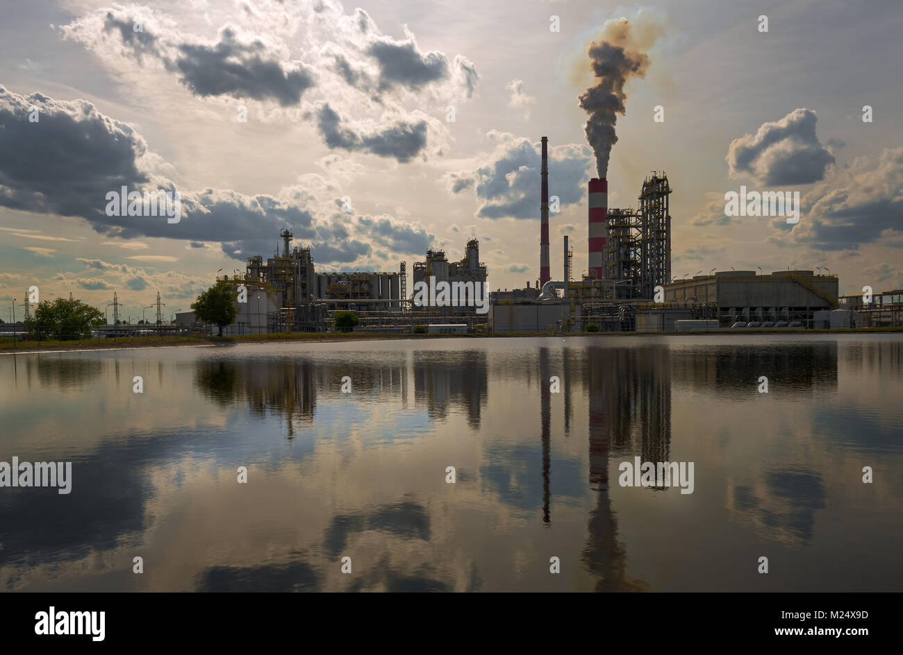 Il fumo dal camino della raffineria di petrolio Foto Stock