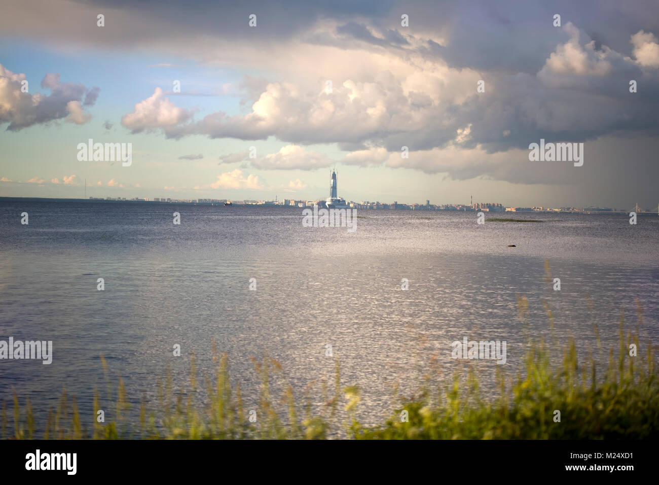 Vista di un panorama di San Pietroburgo dal Golfo di Finlandia. In  costruzione Gazprom City Tower al centro Foto stock - Alamy