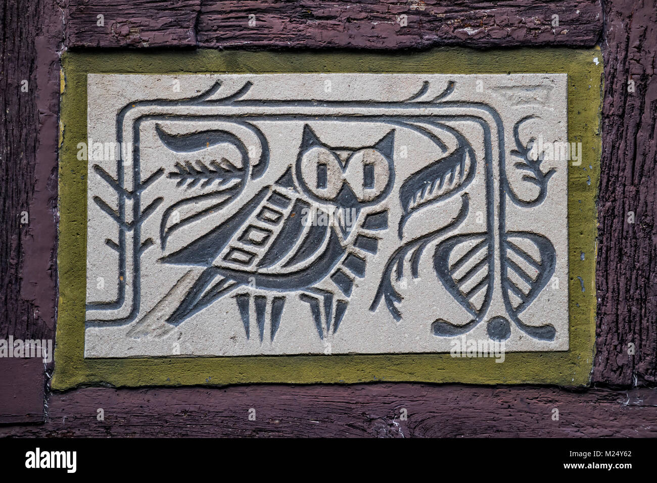 Facciata dipinti a casa in legno e muratura nella città vecchia di Alsfeld, Hesse, Germania, animale motf owl Foto Stock