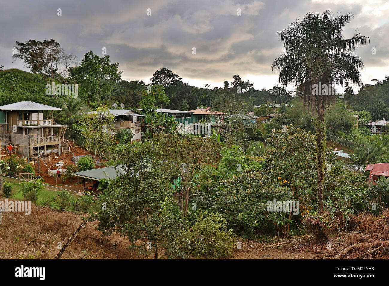 Case in remoto villaggio nella giungla di Drake Bay sulla penisola di Osa nel sud della Costa Rica Foto Stock
