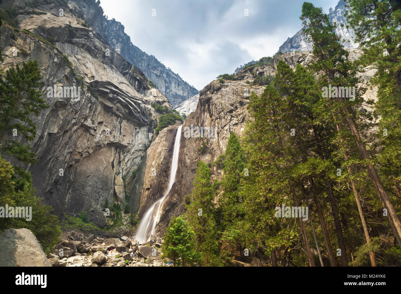 Abbassare Yosemite Falls nel Parco Nazionale di Yosemite in California, Stati Uniti d'America Foto Stock