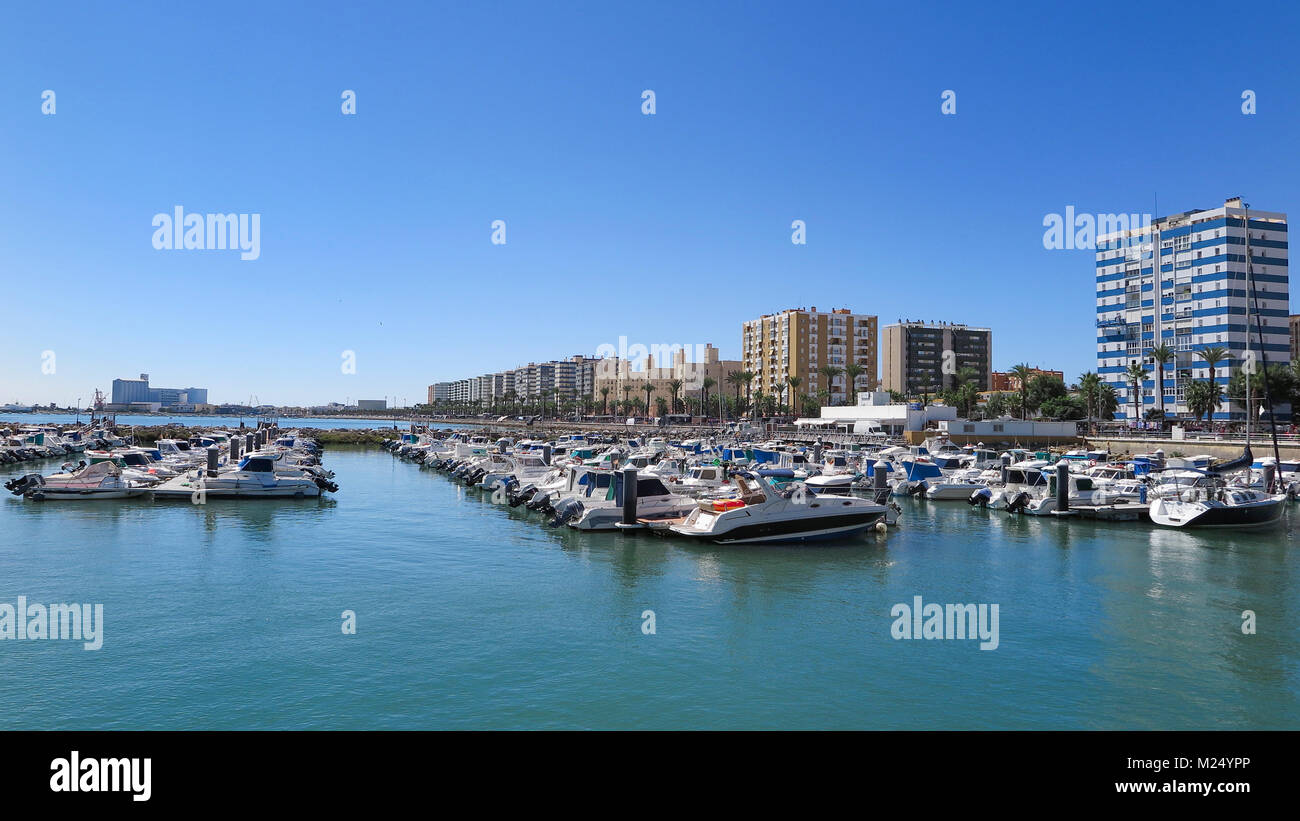 Vista orizzontale di piccole barche ormeggiate nel porto della città di Cadiz, Spagna Foto Stock