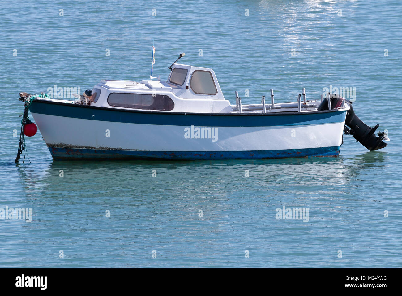 Vista orizzontale di una piccola imbarcazione in legno ancorata in mare Foto Stock
