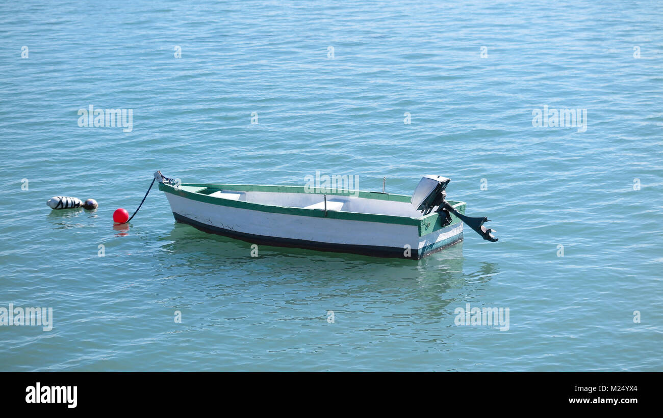 Vista orizzontale di una piccola imbarcazione in legno ancorata in mare Foto Stock