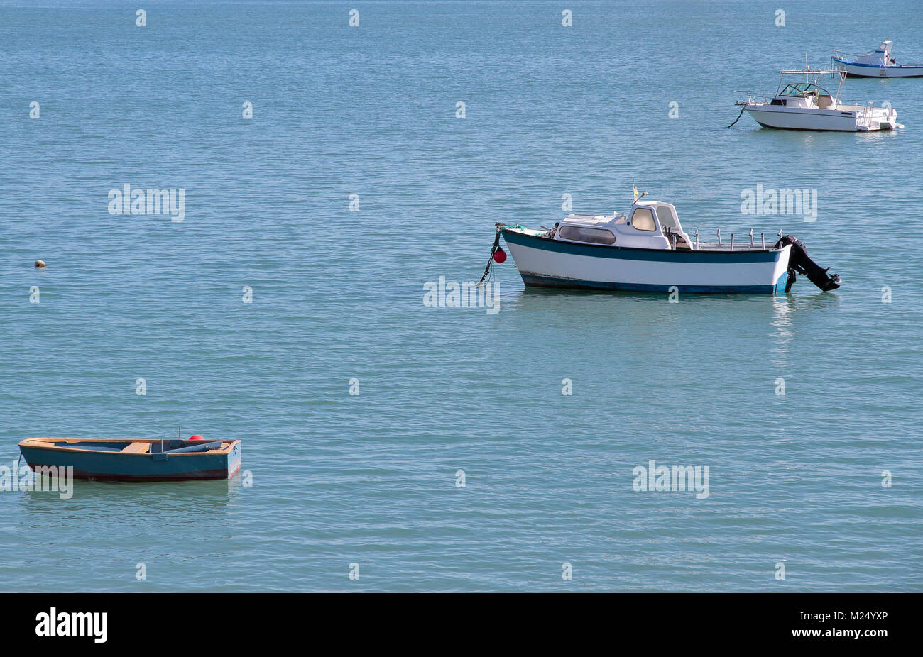 Vista orizzontale di piccole barche di legno ancorata in mare Foto Stock