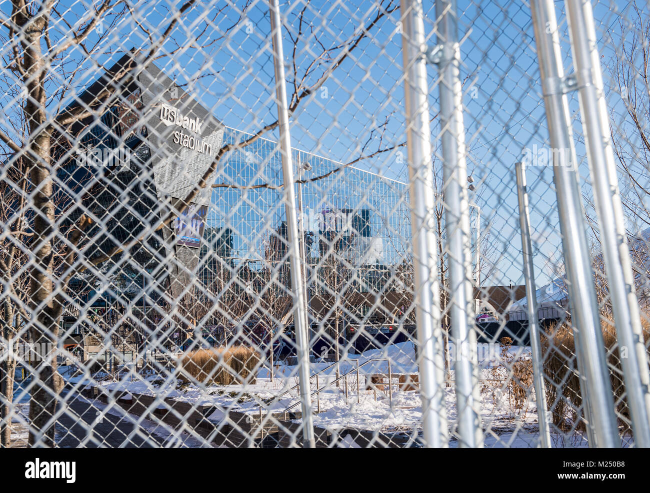 US Bank Stadium di Minneapolis, Minnesota è stato circondato da recinzioni di sicurezza sulla giornata di gioco per il Super Bowl LII Foto Stock