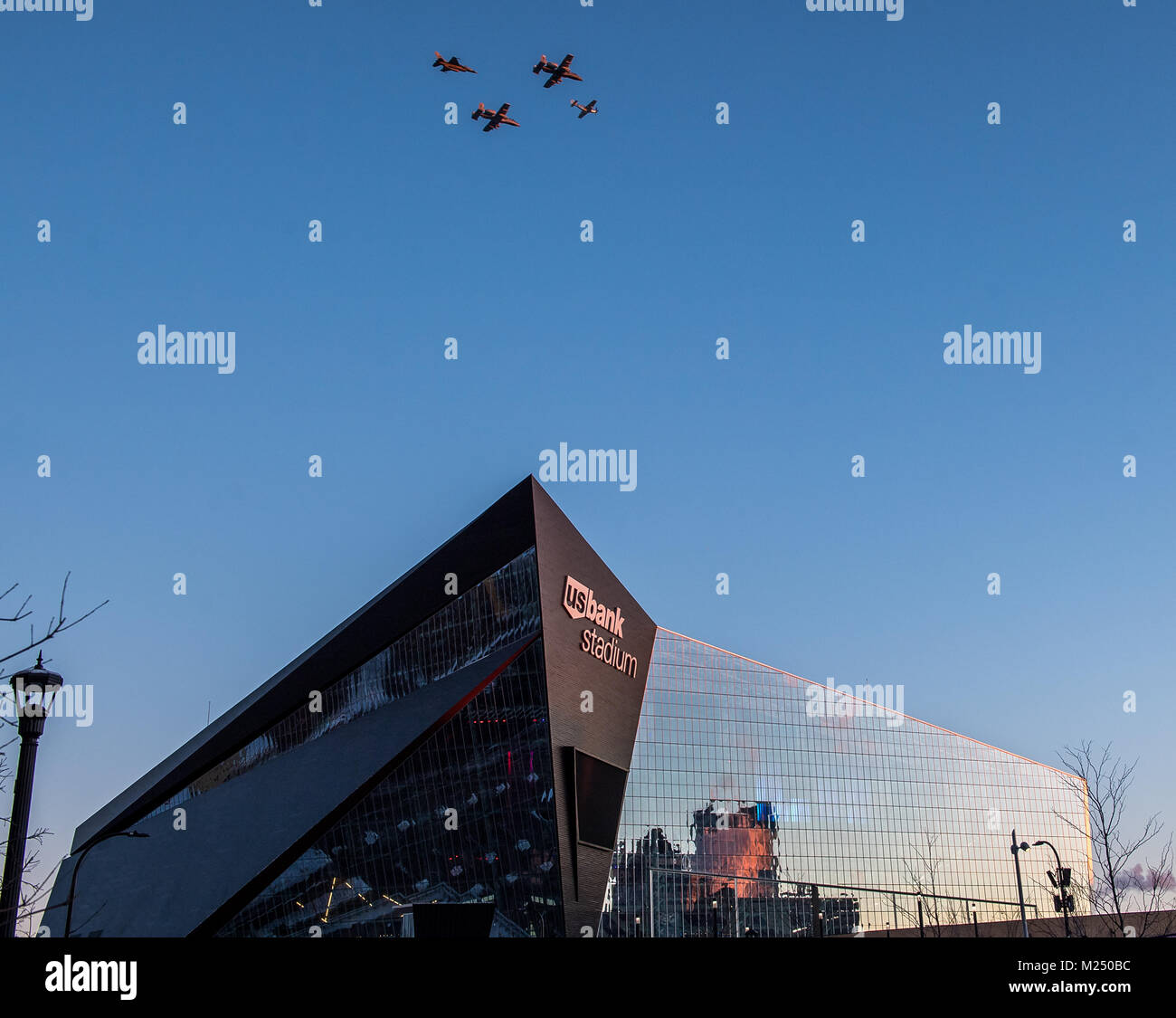 Una formazione di aerei militari vola sopra di noi Bank Stadium di Minneapolis, Minnesota prima dell' inizio del Super Bowl LII Foto Stock