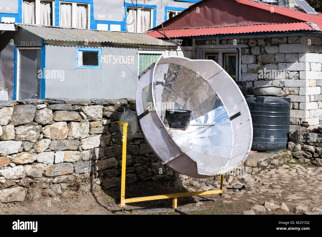 Fornello solare a Tengboche villaggio in Nepal Foto Stock