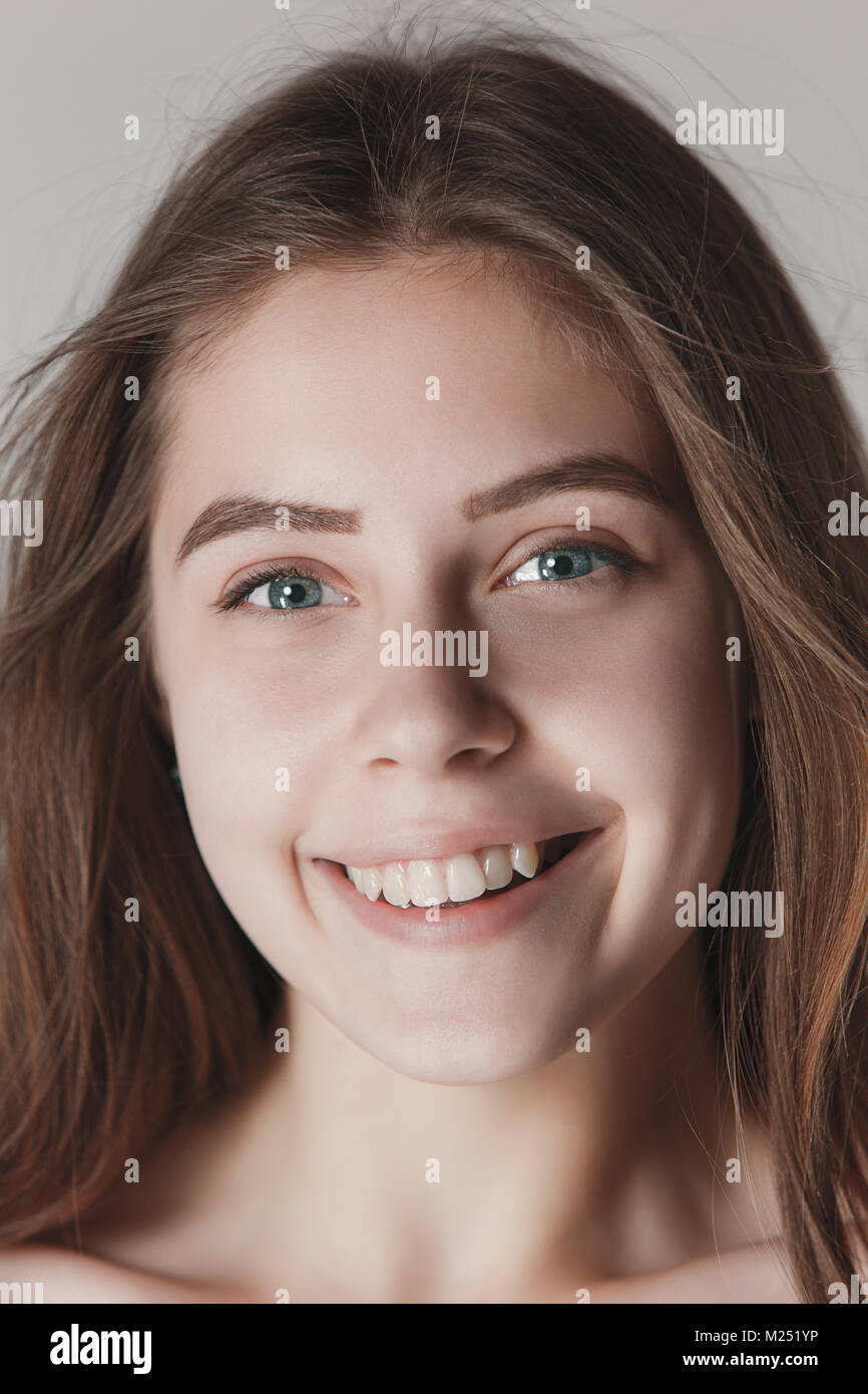 La faccia di una giovane e bella ragazza con un pulito fresco viso vicino fino Foto Stock