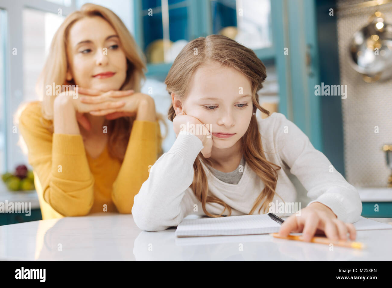 Triste ragazza seduta con il notebook Foto Stock