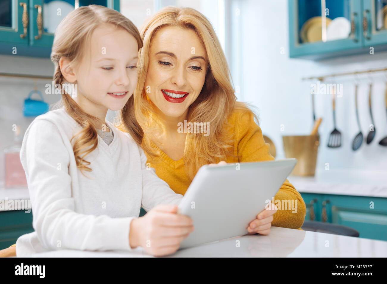 Sorridente madre e figlia di un tablet Foto Stock