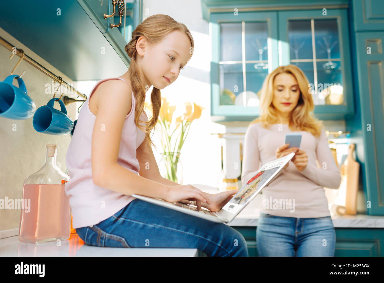 Grave ragazza che lavora sul suo computer portatile Foto Stock